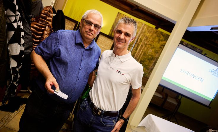 Harald Kohlberger (goldene Ehrennadel in Gold) und Hannes Scherb (OÖLV) (Foto: Michael Hofer)