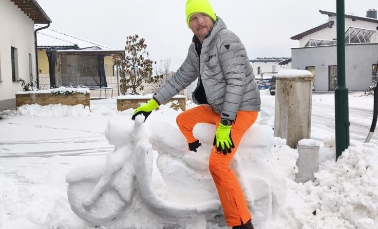 Alois Rauecker hat seine DS50 aus Schnee nachgebaut. (Foto: Alois Rauecker)