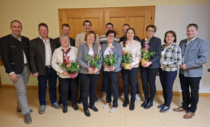 Der neu gewählte Vorstand sowie Ehrengäste (Foto: Lumetsberger)
