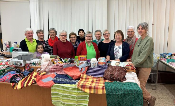Die fleißigen Näherinnen bei der Übergabe der Spenden. (Foto: Sozialmarkt Freistadt)