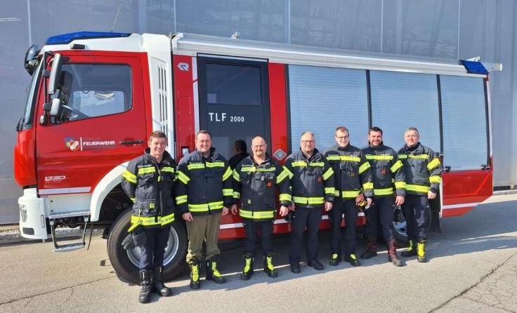 Die Feuerwehrmitglieder nahmen das neue TLF in Empfang. (Foto: FF Matzelsdorf)