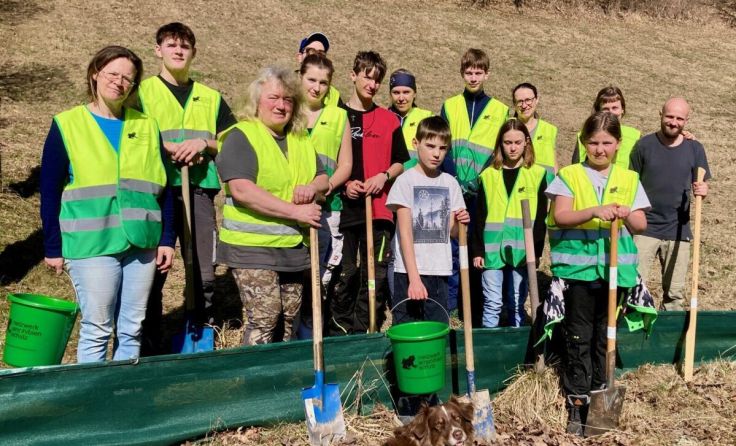 Fleißige Froschretter (Foto: Heidi Kurz)
