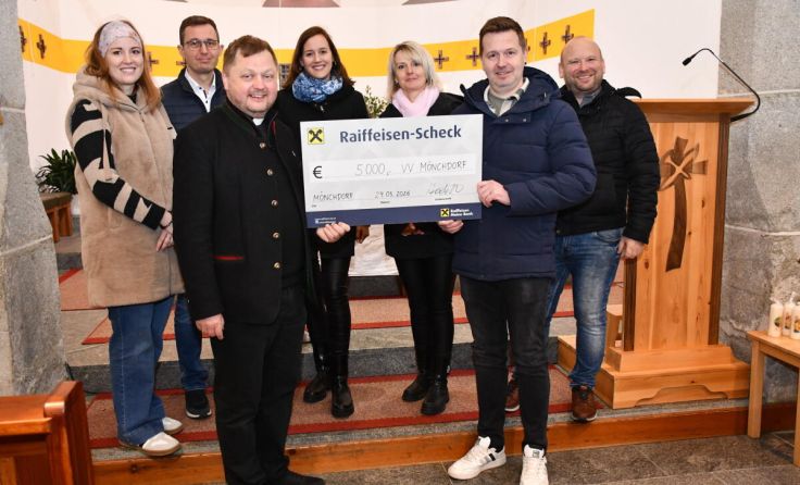Spendenübergabe (Foto: Verschönerungsverein Mönchdorf)