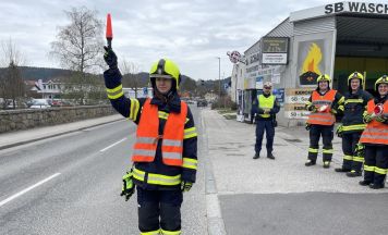 Feuerwehr-Kameraden absolvieren Verkehrsregler-Ausbildung 