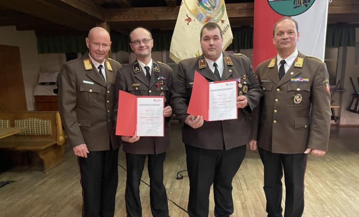 Feierliche Übergabe der Dekrete (Foto: Edith Hinterkörner/AFKDO Unterweißenbach)