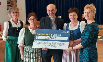 Goldhaubengruppe Schönau spendet für Kirchenplatz-Gestaltung