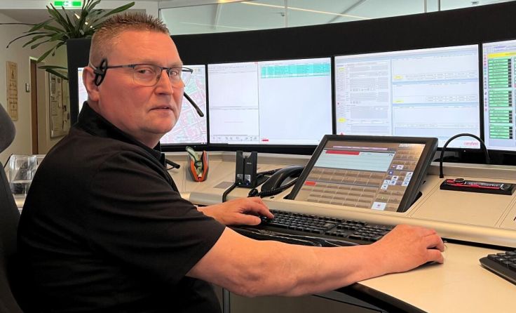 Michael Fenzl ist seit mehr als 35 Jahren Disponent in der Leitstelle. (Foto: OÖRK/Gruber)