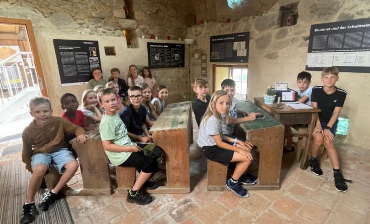 Kinder zu Besuch in der Alten Schule in Windhaag (Foto: Irmgard Quass)
