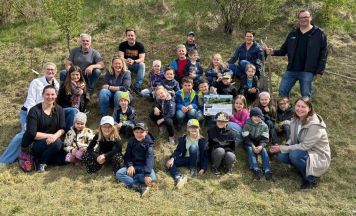 Grünbacher Volksschüler pflanzten Sträucher 