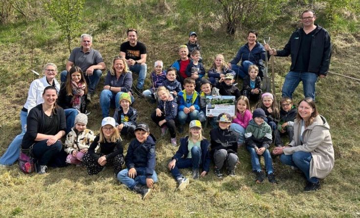 Schüler der ersten Klasse der VS Grünbach pflanzten Sträucher. (Foto: Gemeinde Grünbach)