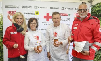 Spitzenköche kochten im Rotkreuz-Markt Hagenberg für Menschen mit geringem Einkommen