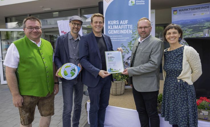 Übergabe des Zertifikats (Foto: Land OÖ/Lina Spenlingwimmer)