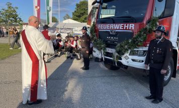 FF-Fahrzeug-Segnung und Ehrungen in Liebenau