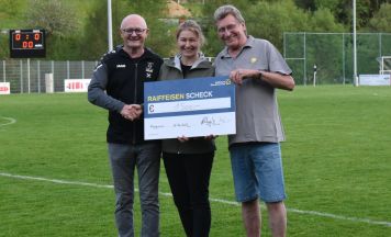 Bäckerei Frühwirth spendet für Fußball-Nachwuchs