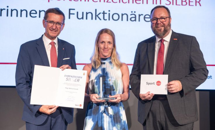 Ehrenzeichen für Bettina Kreindl (Foto: Land OÖ/Kauder)