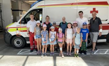 Erste Hilfe hautnah - Kinder erkunden die Rotkreuz-Bezirksstelle