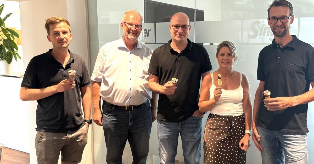 Business association visits Singer company