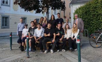 Jugendliche bauten Sitzbank am Dechanthofplatz in Freistadt