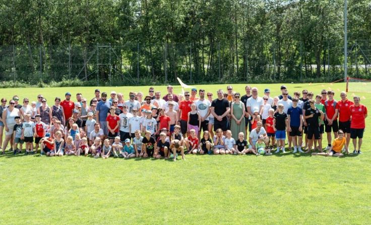 80 Kinder trainieren in den Sektionen Fußball und Tennis. (Foto: Monika Wald)