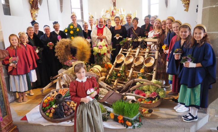 Die Goldhaubengruppe mit den Erntegaben der Ortsbauernschaft vor dem Altar (Foto: Ludwig Riepl)