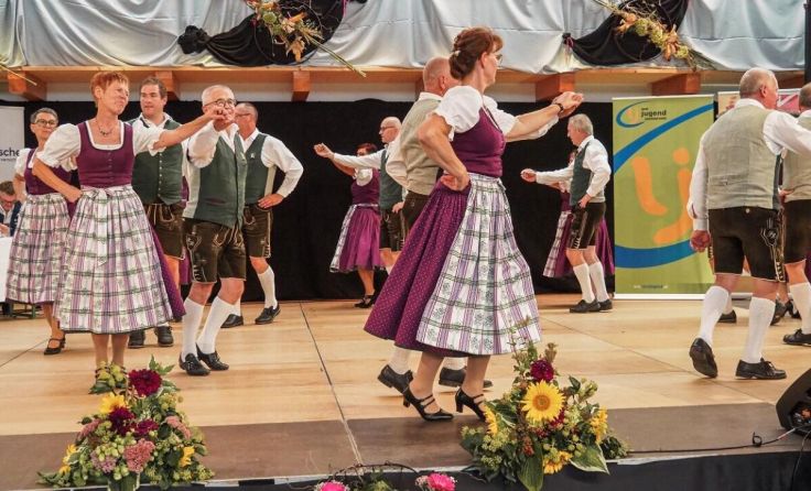 Die Tanzgruppe aus Sandl schwingt das Tanzbein. (Foto: Landjugend)