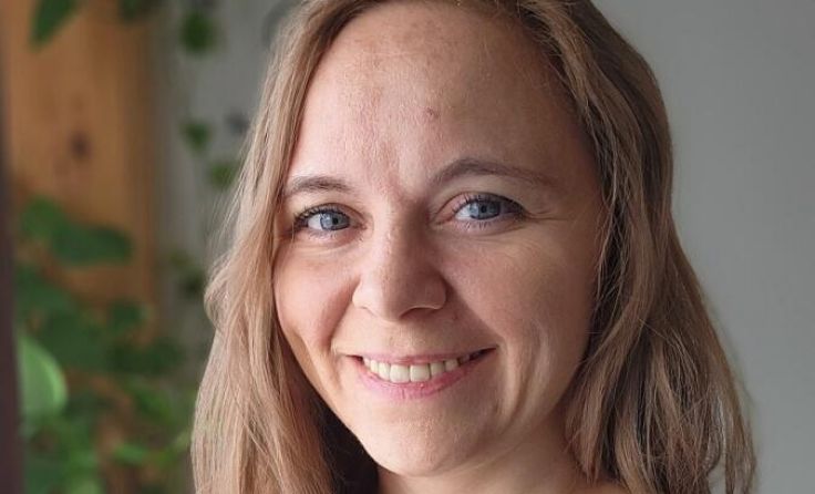 Caritas-Mitarbeiterin Lisa Plank begleitet durch den Tag. (Foto: Caritas)