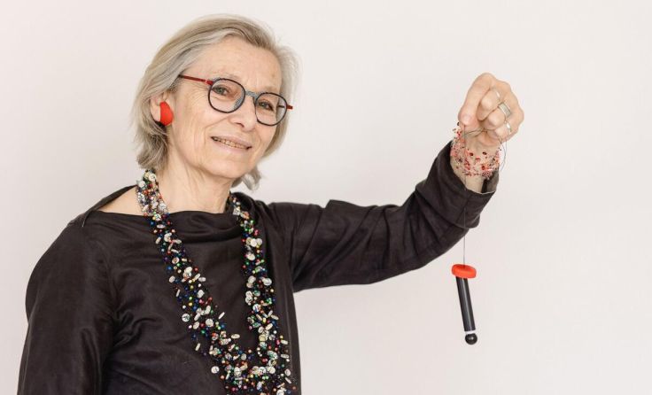 Mük-Kuratorin Carin Fürst mit einer Glückskapsel aus dem mük. (Foto: Flora Fellner)