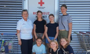 Sechs Mädchen spenden an Rotkreuz-Markt in Hagenberg