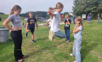 Bewegungstag am Badeteich begeisterte Grünbacher Volksschüler