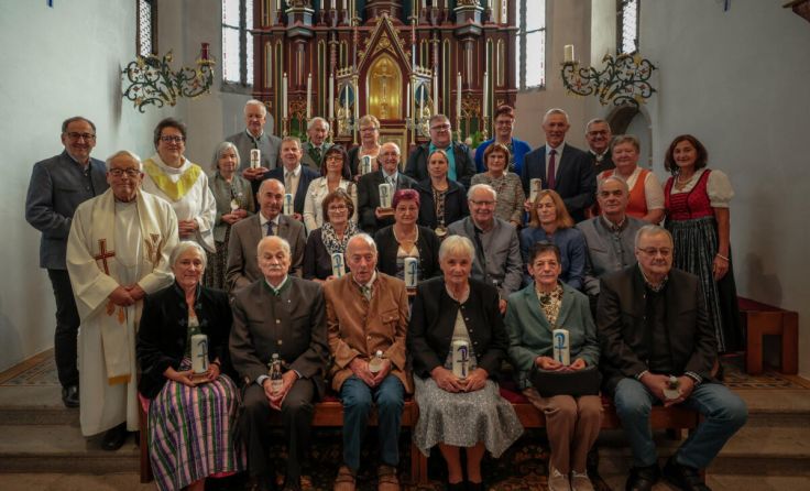 Zwölf Paare aus Unterweißenbach feierten ihre Ehejubiläen im festlichen Rahmen. (Foto: privat)