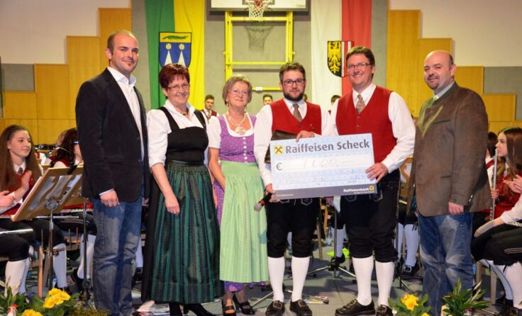Spenenübergabe der Goldhaubengruppe beim Frühjahrskonzert