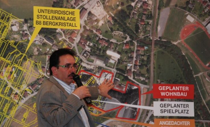 Bürgermeister Erich Wahl erläutert die Planungen von Gedenkplatz und Wohnbau.***Foto:maf