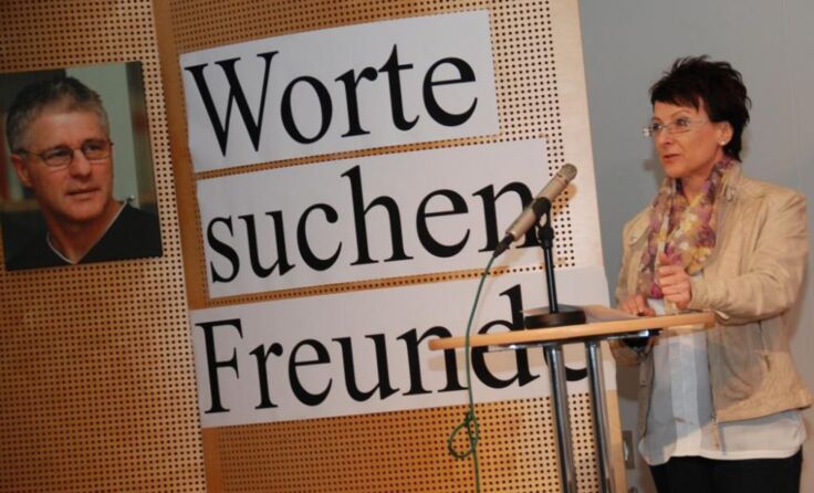 Sandra Kranzl eröffnete den Reigen mit Texten aus acht Büchern.