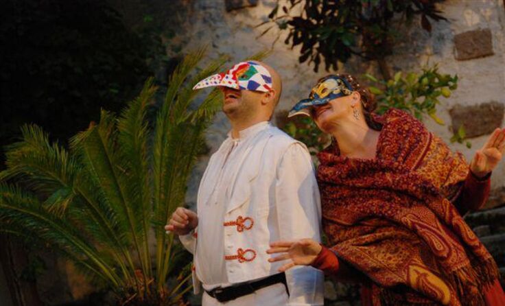 Benedikt und Beatrice lieben sich, aber "nicht übermäßig."