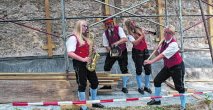 Musiker und Sänger geben ein Benefizkonzert zur Sanierung ihrer Pfarrkirche.