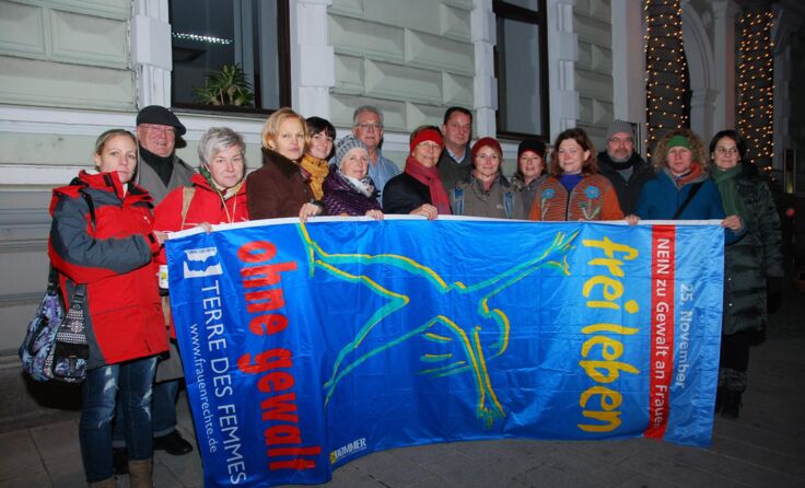 Fahnenhissung am Perger Hauptplatz: "Frei leben ohne Gewalt".