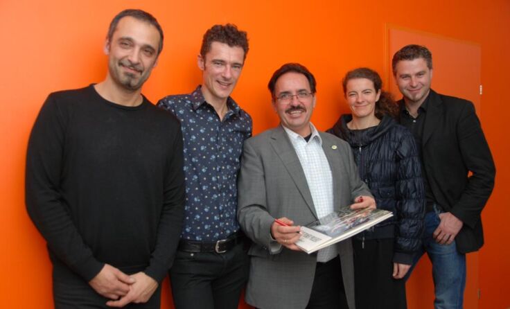 Bürgermeister Erich Wahl (Mitte) mit den Musikern des "Herbert Pixner Projekt".