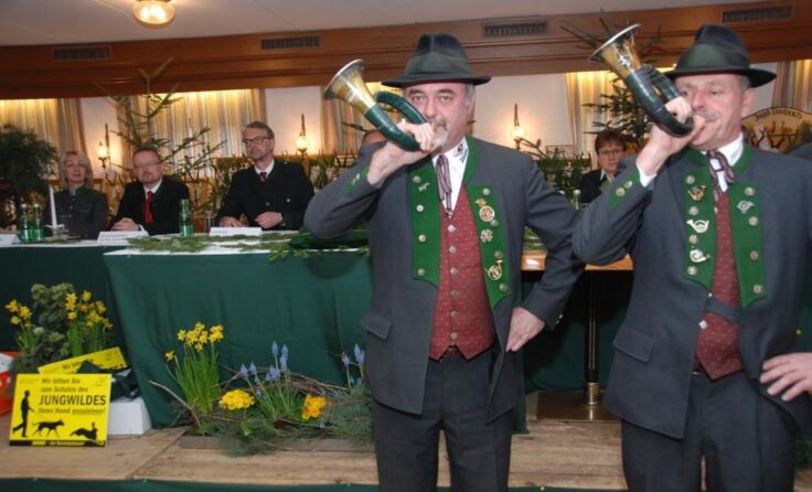 Jagdhornbläser stimmen den Bezirksjägertag 2016 in Naarn ein.