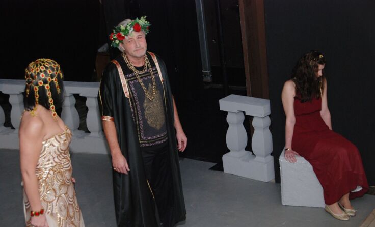 Herodias missfällt Herodes' Begehrlichkeit, die sich auf Salome konzentriert.
