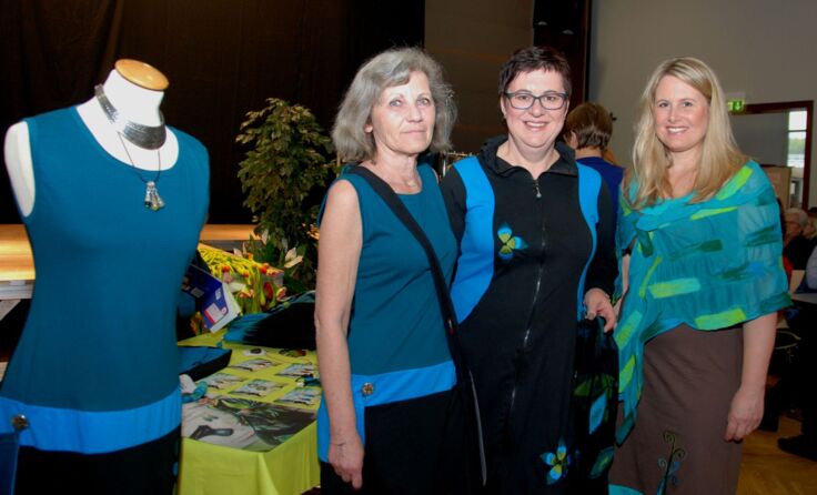 Angela Hackl, Marion Ortner und Barbara Groß am Laufsteg.
