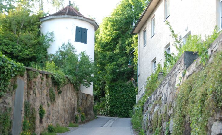 Der Mauthausener Kirchenberg steht erneut im Zentrum von Gemeinderatsdebatten. 