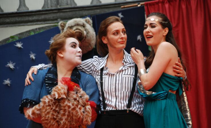 Eumene (Anna Willerding), Adonis (Maria Weiss) und Venus (Maria Weber)