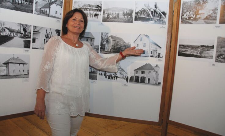 Projektleiterin Elfriede Kotrba präsentiert die gelungene Ausstellung alter Ansichten.