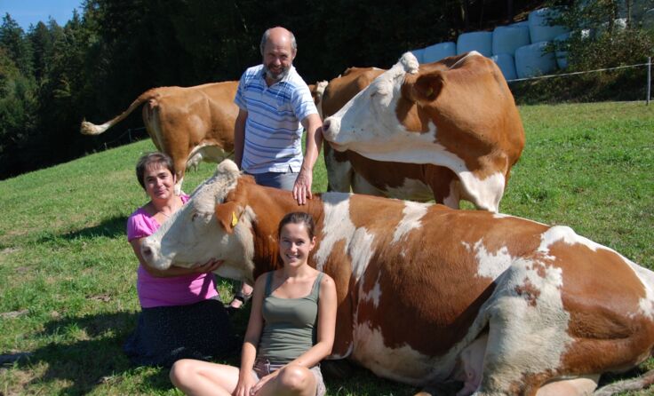 Renate, Johann und Andrea Nenning mit ihren glücklichen Weidekühen. 