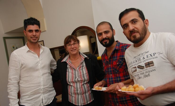 Andrea Wahl (Vorstandsassistentin Bewusstseinsregion) mit irakischen Asylwerbern.