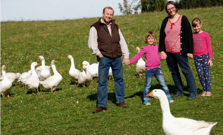 Inmitten schnatternder Gänseschar: Barbara und Helmut Riegler mit den Töchtern Agnes und Josefa. 