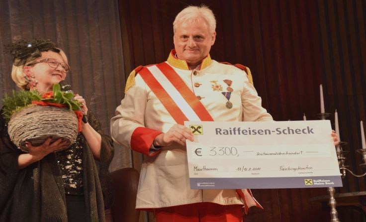 Organisatorin Helene Aichhorn überreicht einen Scheck für Sozialfonds