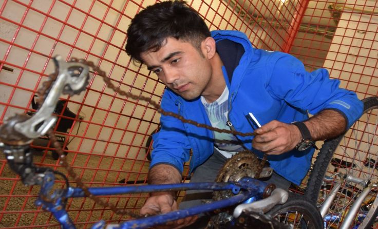 Yussof aus Afganistan entwickelt sich zum Experten und sucht Arbeit in einer Fahrradwerkstätte.