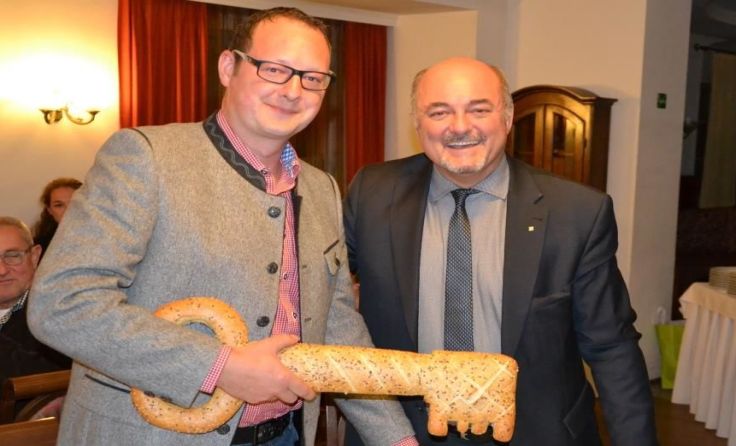 Christian Penner (r.) übergab den symbolischen Schlüssel an Werner Großauer. 