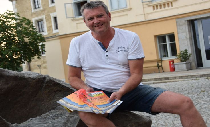 Organisator Walter Hofstätter präsentiert das druckfrische Programmheft. 